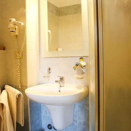 Garisenda Con Terrazza Panoramica Sulle Due Torri Szálloda 2*