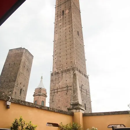 Garisenda Con Terrazza Panoramica Sulle Due Torri Szálloda 2*