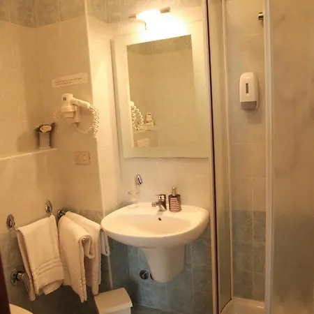 ホテル Garisenda Con Terrazza Panoramica Sulle Due Torri ボローニャ