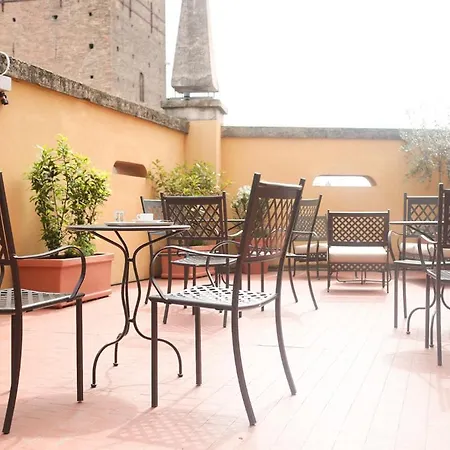 Garisenda Con Terrazza Panoramica Sulle Due Torri Bolonha