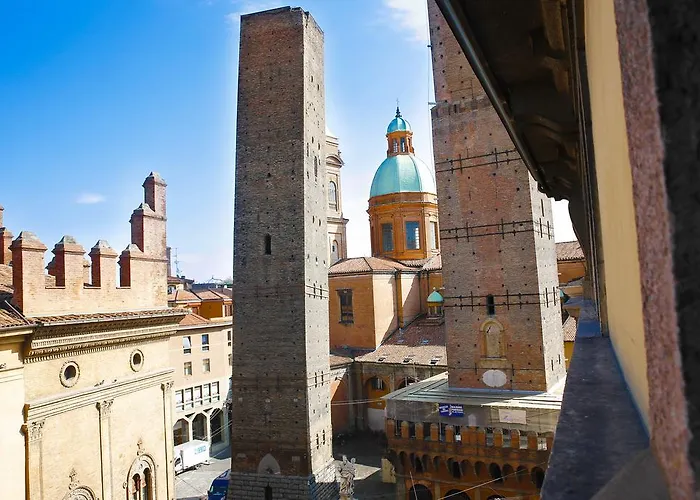 Garisenda Con Terrazza Panoramica Sulle Due Torri 2* ボローニャ
